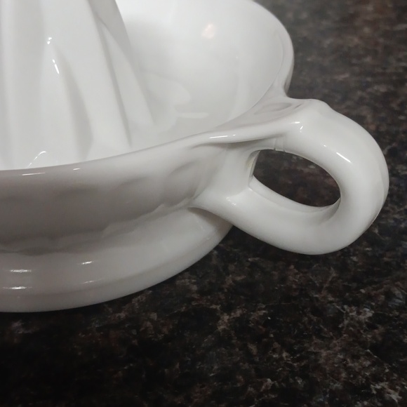 Vintage VITROCK White Milkglass Citrus  Juicer - Picture 3 of 5